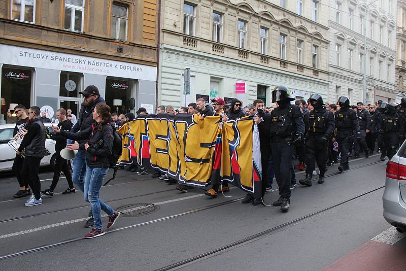 Z pochodu příznivců fotbalistů Sparty na derby se Slavií 23. října 2022