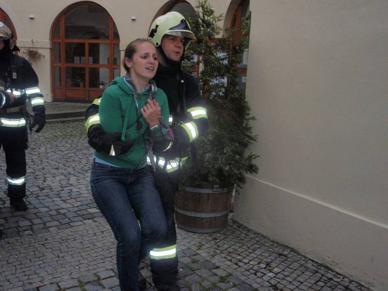 Třicítka dobrovolných hasičů nejen ze stanice na Chodově v Praze 11 v neděli bojovala s požárem Chodovské tvrze. I když uměle zadýmenou střechu tvrze mohutně kropili, výjezd hasičů bylo taktické cvičení, neboli  utajená prověrka jejich připravenosti.