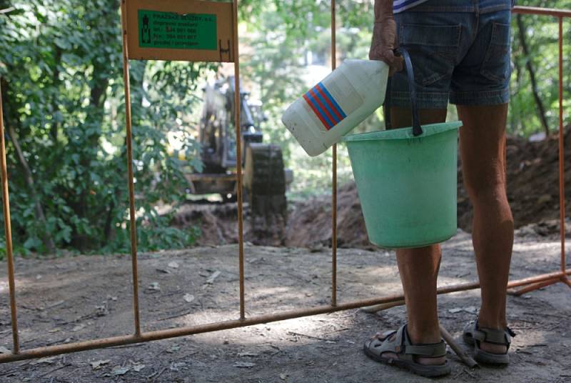 V důsledku rozsáhlé havárie vodovodního řadu ve Formánkově ulici v Praze 8 jsou bez dodávek vody tisícovky domácností přilehlých čtvrtí. Náhradní zásobování vodou zajišťuje několik desítek cisteren.  