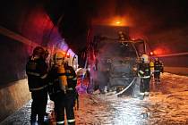 Požár kamionu v Lochkovském tunelu v Praze.
