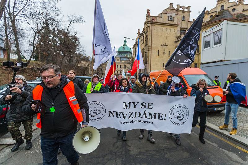 Demonstrace iniciativy Chcípl PES proti schválení vládní novely pandemického zákona v Praze.