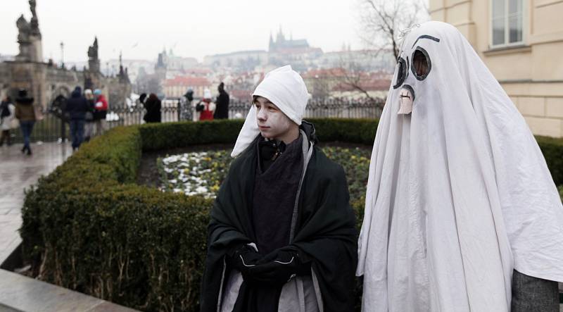 O víkendu skauti pozvali milovníky šifer a rébusů na dobrodružný závod Prahou plnou strašidel. 32.ročník tohoto netypického orientačního závodu pořádají skauti pro širokou veřejnost v ulicích pražského Starého Města a Malé Strany.