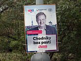 Předvolební kampaň, politické reklamy a billboardy v ulicích Prahy.