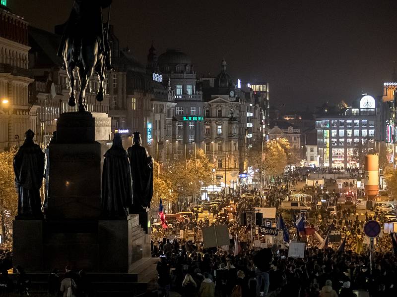 Na pražském Václavském náměstí 15. listopadu protestovali lidé proti premiérovi Andreji Babišovi.