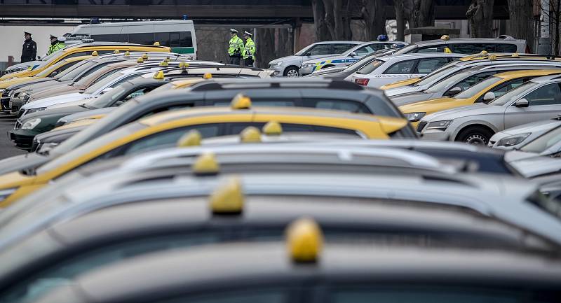 Sraz taxikářů na pražském Strahově před jejich protestní jízdou centrem Prahy 8. února.