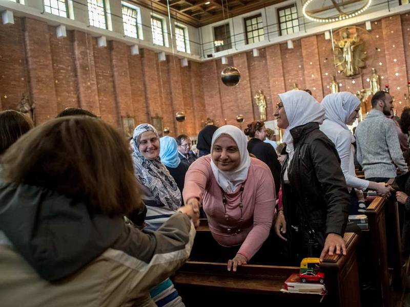 Muslimové se symbolicky zúčastnili katolické mše, aby odsoudili nedávné teroristické útoky v Evropě 