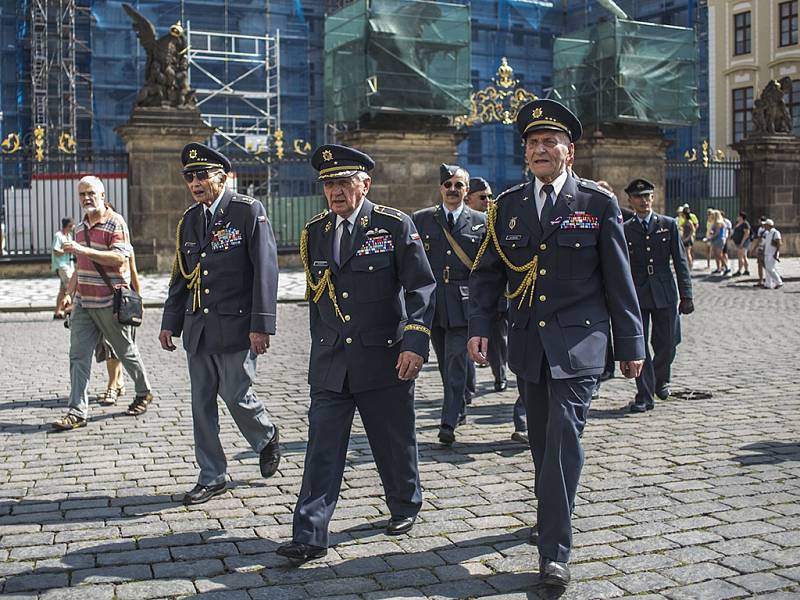 Spitfire ozdobil v pátek pražské Hradčanské náměstí na připomínku 70. výročí návratu československých letců do vlasti. 