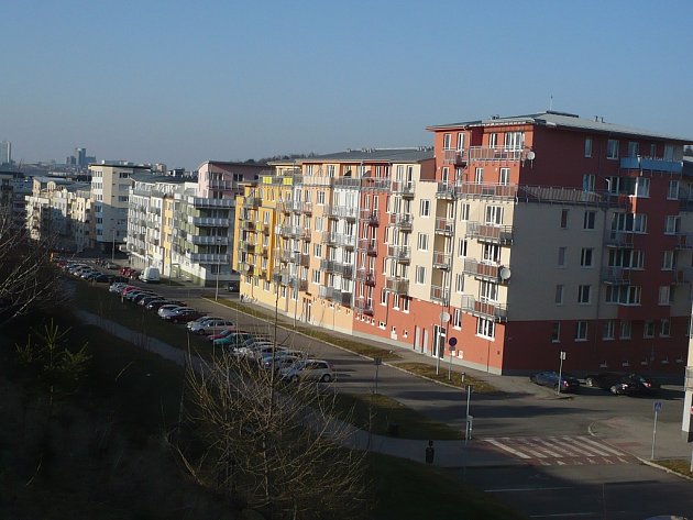 Více než třem stovkám domácností ze sídliště v Praze 4 hrozí zbourání jejich domů. Byty a rodinné domy v rámci developerského projektu Zelené údolí byly postaveny před deseti lety, dodnes ale nemají převedeny pozemky.