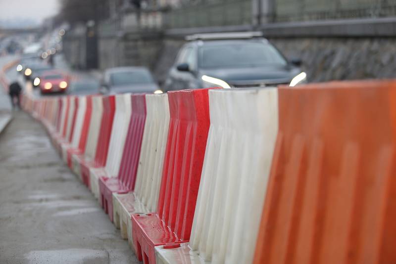 Rašínovo nábřeží - začala oprava tramvajové trati, automobilová doprava je svedena na náplavku ve směru na Podolí.