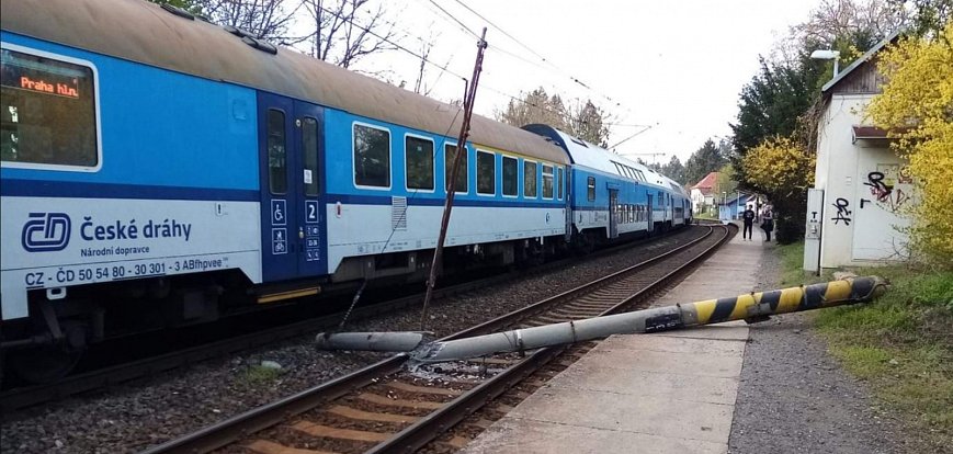 Spadlý sloup zastavil provoz na trati mezi Smíchovem a Dobřichovicemi.