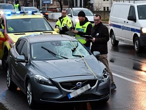 Ženu, která přecházela v pražském Braníku čtyřproudou silnici, srazilo auto. Na místě zemřela.