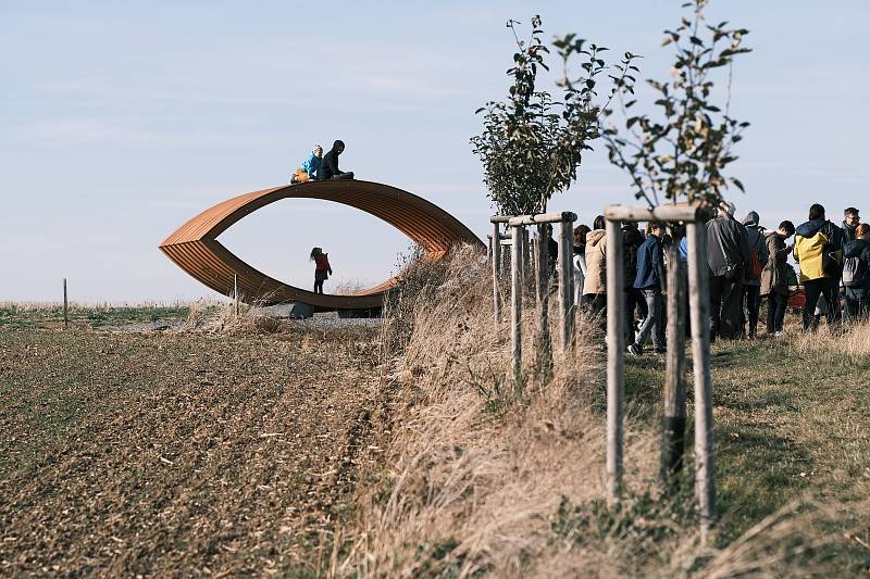 Nebušické Oko, které bylo nad pražskou částí Nebušice slavnostně otevřeno 24. října 2021.