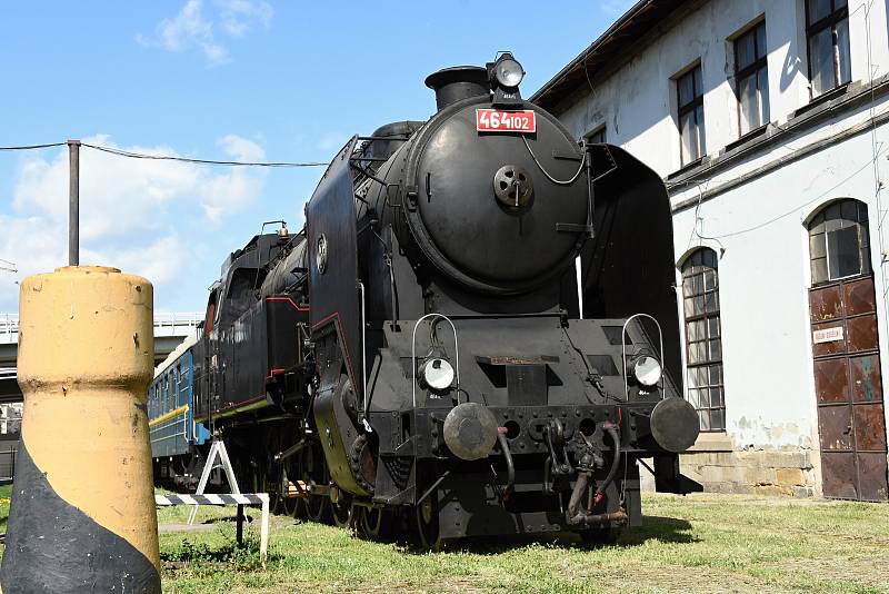 Z areálu Národního technického muzea u Masarykova nádraží z centru Prahy byla ve čtvrtek odvezena ke generální opravě parní rychlíková lokomotiva 464.102 s přezdívkou Ušatá.