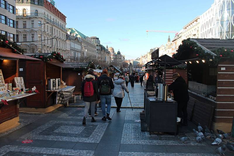 Prodejní stánky v horní části Václavského náměstí