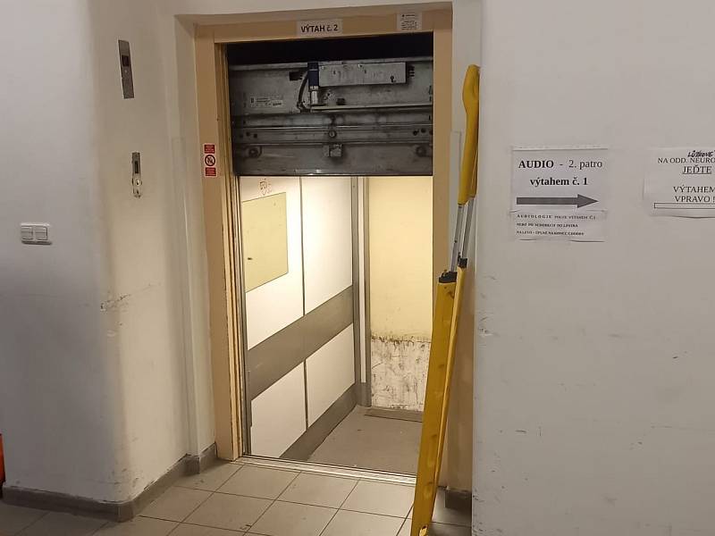 V nemocnici na Bulovce se zřítil výtah.