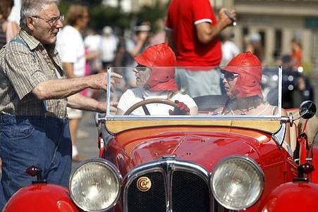 Jízdy do vrchu historických vozidel na trati Zbraslav - Jíloviště se 6. září zůčastnilo několik desítek veteránů.