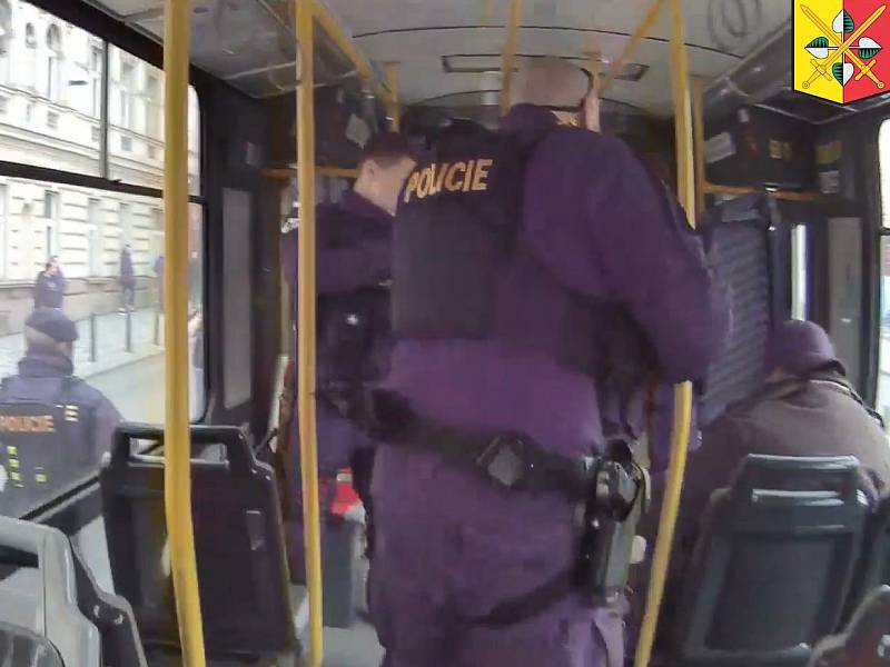 Pražská policie zadržela v tramvaji ozbrojeného muže.