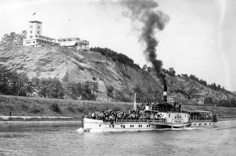 Barrandovské terasy. Parník Praha pod barrandovskou skálou kolem roku 1930. Nově vzniklé Terasy lákaly smetánku a obyčejné Pražany.