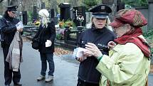 Policisté hlídkovali na Olšanských hřbitovech
