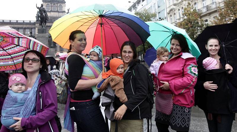 Pochod Neseme Prahou 2015 při příležitosti světového týdne nošení dětí