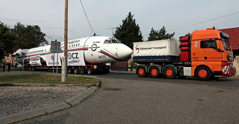 Převoz letadla Tu-154 z vojenského letiště Kbely do leteckého muzea v Kunovicích.