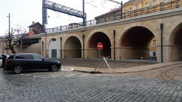 Bez oplocení. Oblouky Negrelliho viaduktu po rekonstrukci v ulici Prvního pluku v plné kráse.