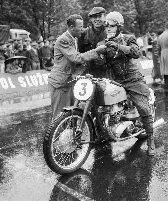 Závod – O závody byl velký zájem a diváci stáli v dešti a zimě, aby závodníky podpořili. Na snímku je zachycen Richard Dusil na českém motocyklu Jawa.