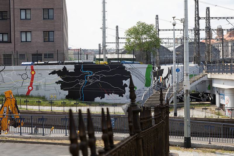 Mural Seifertova, motiv Železniční sítě a Praha.