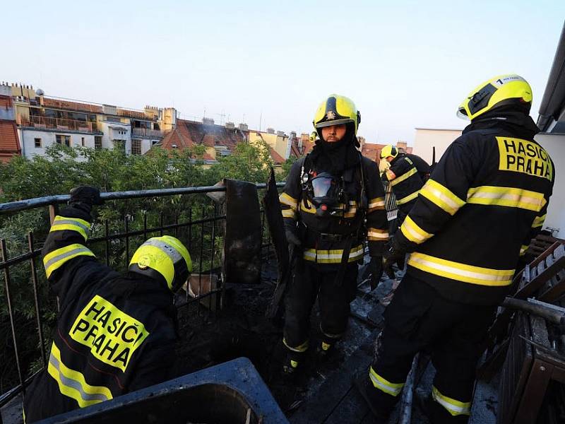 Při požár terasy obytného domu v Praze 3 bylo evakuováno 6 osob.