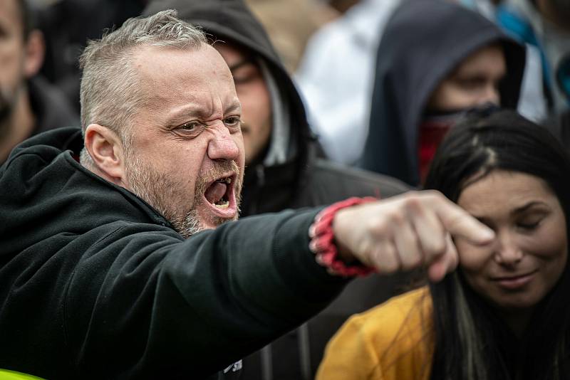 Demonstrace fanoušků v Praze na Staroměstském náměstí se 18. října 2020 po ukončení zvrhla v bitky s policií.