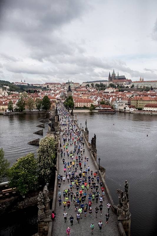 Centrem Prahy proběhlo 5. května 2019 při pražském Pražském maratonu 10 600 bězců.