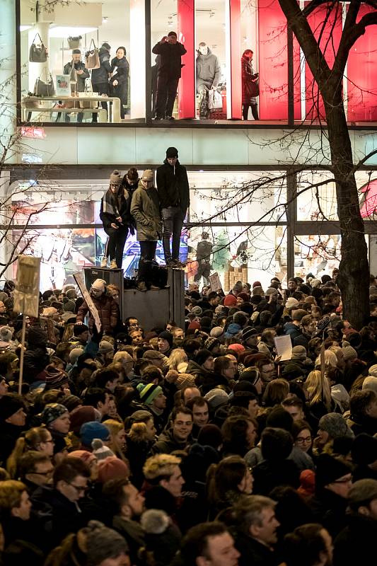 Tisíce lidí protestovaly 5. března na pražském Václavském náměstí proti zvolení Radka Ondráčka do kontrolní komise GIBS a proti premiérovi Babišovi.