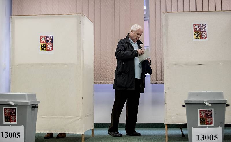 Lidé volili 12. ledna na pražských Lužinách v prvním kole prezidentských voleb.