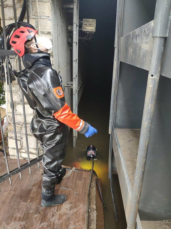 Potápěči a hasiči kontrolují stav uzavřených protipovodňových vrat na Čertovce.