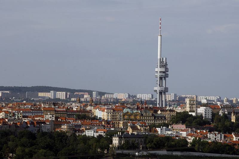 Pohled na současné Vinohrady s majestátným televizním vysílačem.