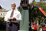 NÁPAD. Robert W. Doubek, otec myšlenky vrátit před hlavní nádraží sochu amerického prezidenta, po kterém bylo dříve pojmenováno.