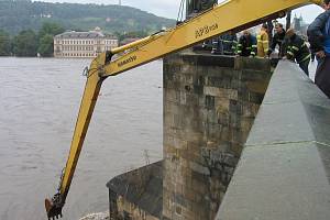 Zásah hasičů při povodních 2002 na Karlově mostě.