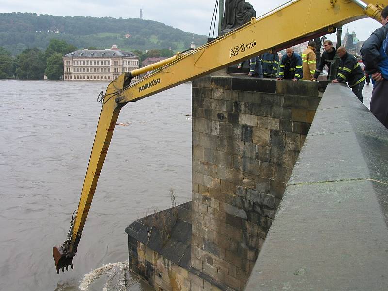 Zásah hasičů při povodních 2002 na Karlově mostě.