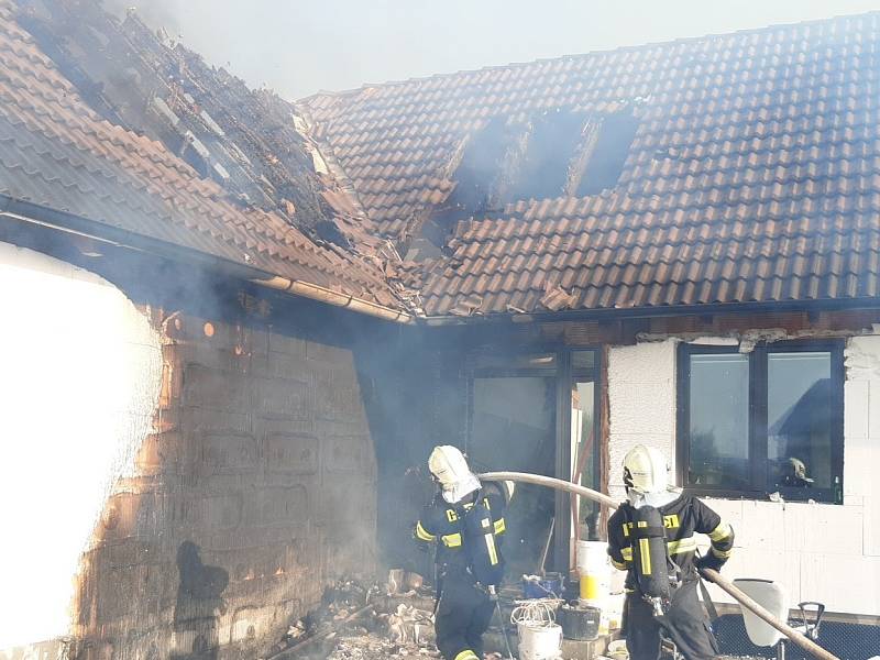 Vyhlášení druhého stupně požárního poplachu kvůli povolání většího počtu hasičských jednotek si v sobotu vpodvečer vyžádal požár rozestavěného rodinného domu větších rozměrů v obci Sibřina na Praze-východ.