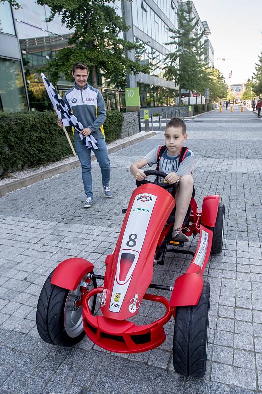 Společnost B.Braun v rámci kampaně Plníme sen pohybem věnovala 31. srpna v Praze šlapací autíčko Ferrari Liborovi Svobodovi, který je od svých dvanácti let odkázaný na umělou parenterální výživu.