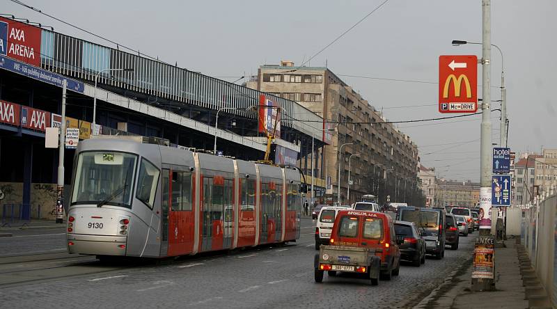 Tramvaj Škoda 14T známá jako Porsche. 