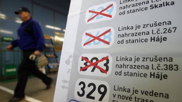 NA POSLEDNÍ CHVÍLI. Příměstské autobusy z jihu čekala v neděli malá revoluce. Většina jezdí nově na Háje, jen autobus 382 stále končí v Depu Hostivař.