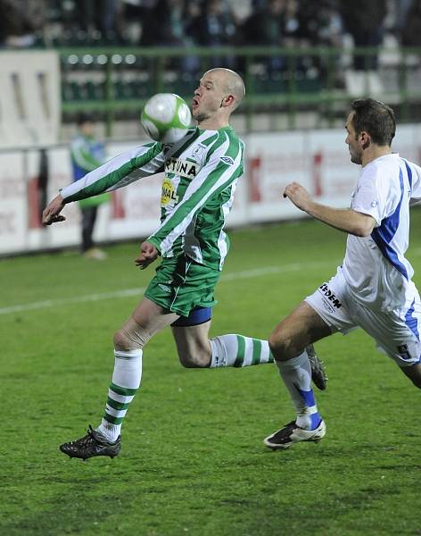 Lukáš Hartig (Bohemians 1905) si zpracovává míč na prsou před dobíhajícím Martinem Zlatohlavým (Olomouc).