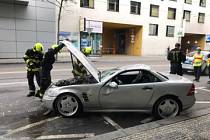 U nehody auta v Radlické ulici zasahovali i pražští hasiči.