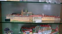 Michal Švec tvoří a vystavuje papírové modely hradů a zámků.