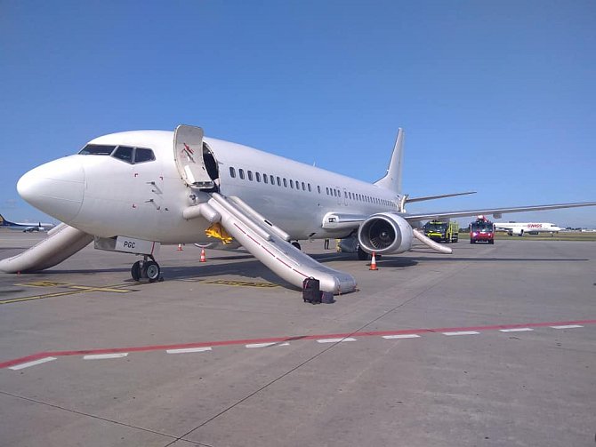 Cestující z Tuniska museli na pražském letišti vystoupit po skluzavce kvůli podezření na oheň v letadle.