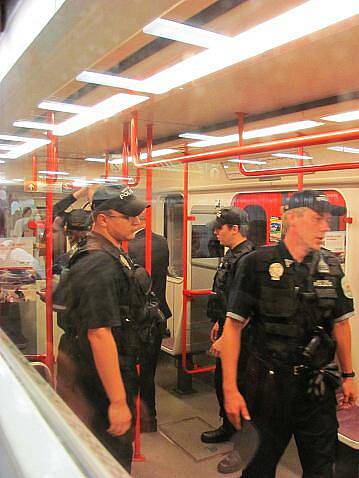 Odpůrci čtvrteční stávky se v noci sešli ve stanici metra Dejvická. Postupně přijeli zhruba posledními čtyřmi soupravami, aby pak tu poslední odmítli opustit.