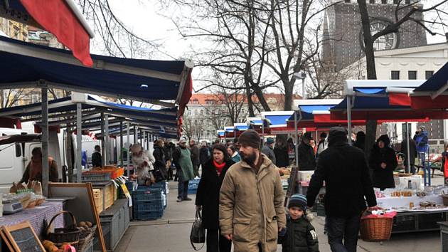 Tržiště na náměstí Jiřího z Poděbrad v Praze na Vinohradech 