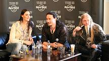 Tři hlavní členové skupiny Nightwish představili v pražském Hard Rock Café novou očekávanou desku.