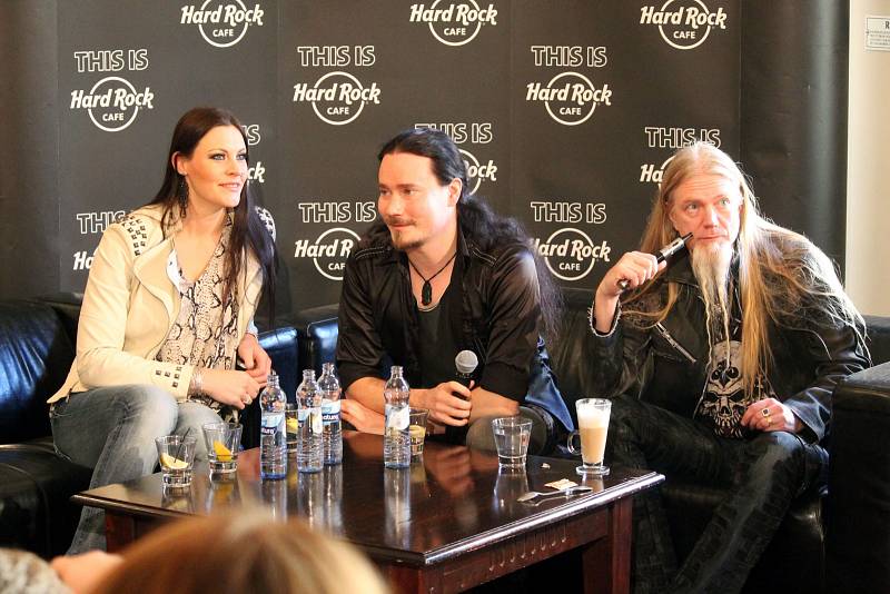 Tři hlavní členové skupiny Nightwish představili v pražském Hard Rock Café novou očekávanou desku.